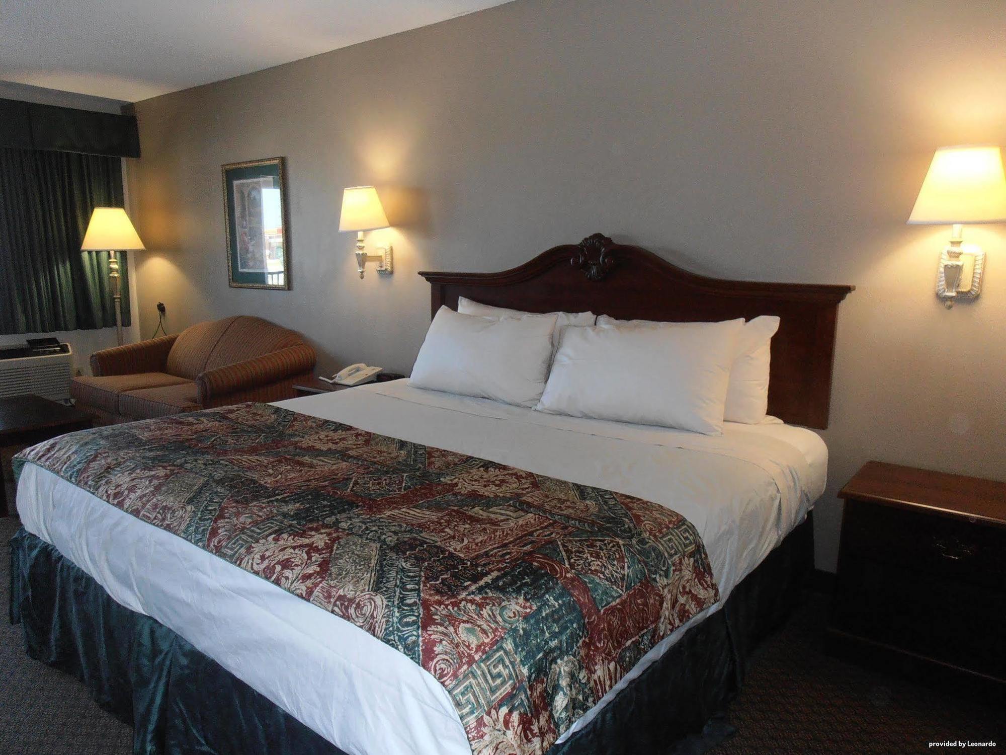 Days Inn & Suites By Wyndham Warner Robins Near Robins Afb Экстерьер фото