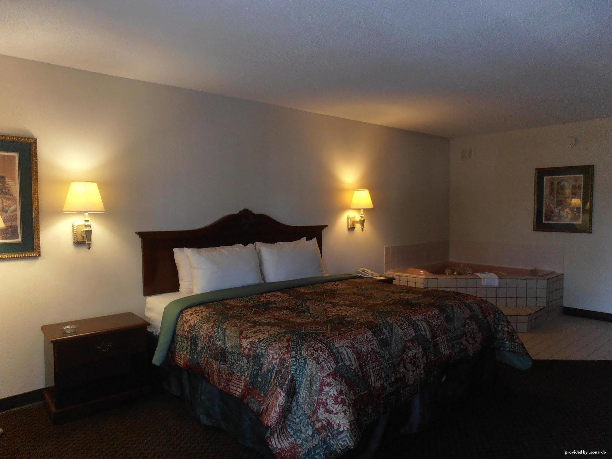 Days Inn & Suites By Wyndham Warner Robins Near Robins Afb Экстерьер фото