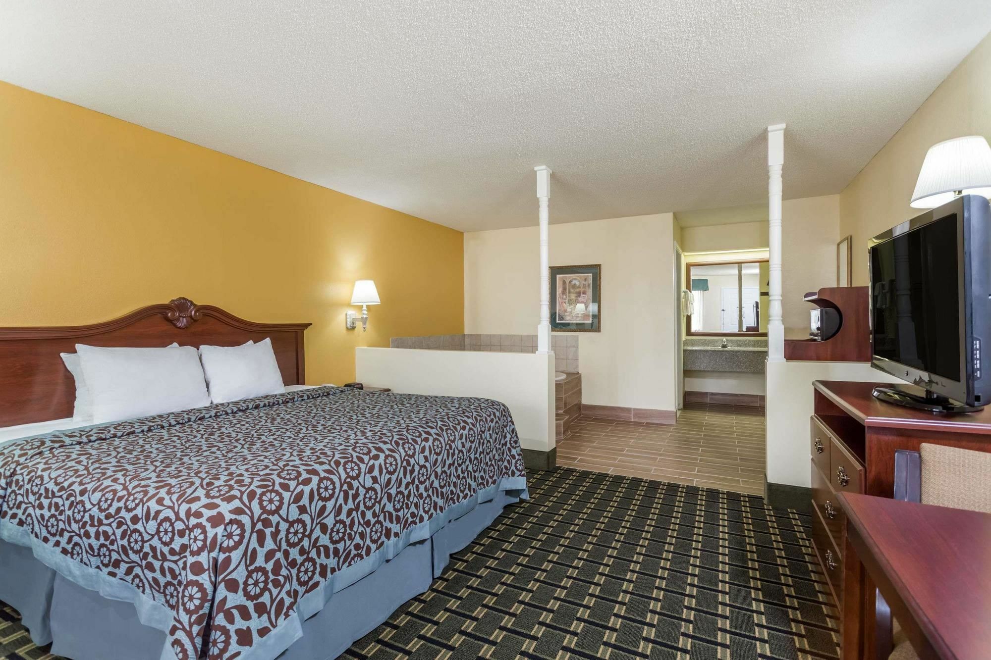 Days Inn & Suites By Wyndham Warner Robins Near Robins Afb Экстерьер фото
