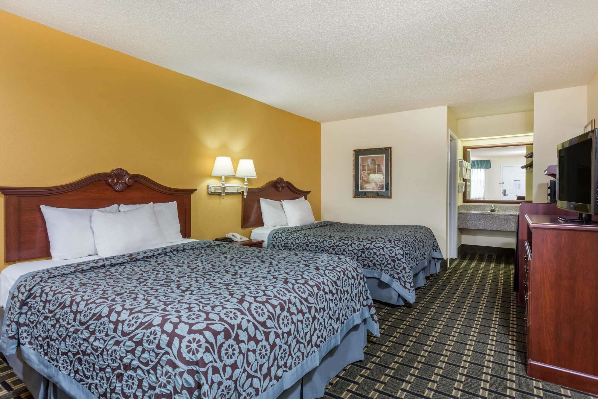 Days Inn & Suites By Wyndham Warner Robins Near Robins Afb Экстерьер фото