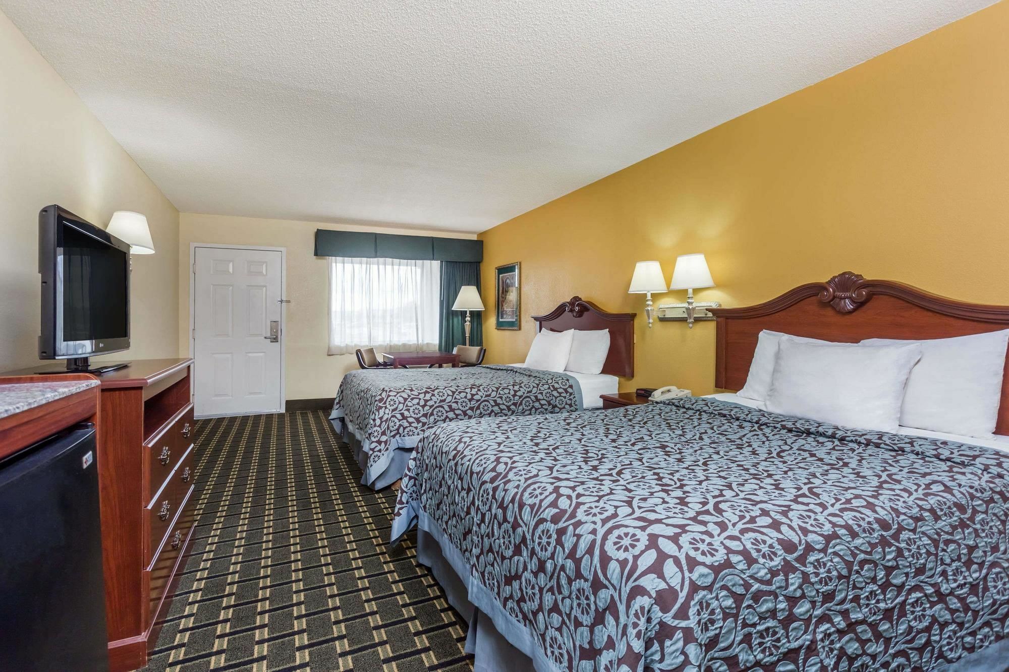 Days Inn & Suites By Wyndham Warner Robins Near Robins Afb Экстерьер фото