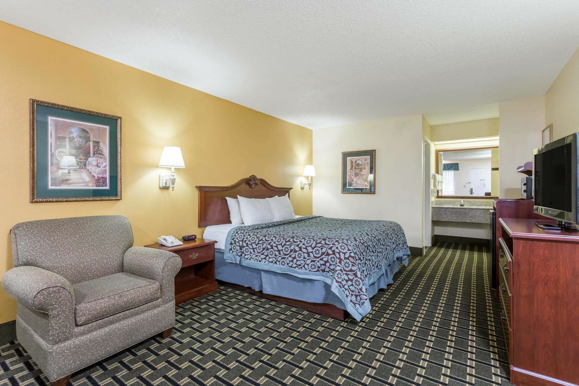 Days Inn & Suites By Wyndham Warner Robins Near Robins Afb Экстерьер фото