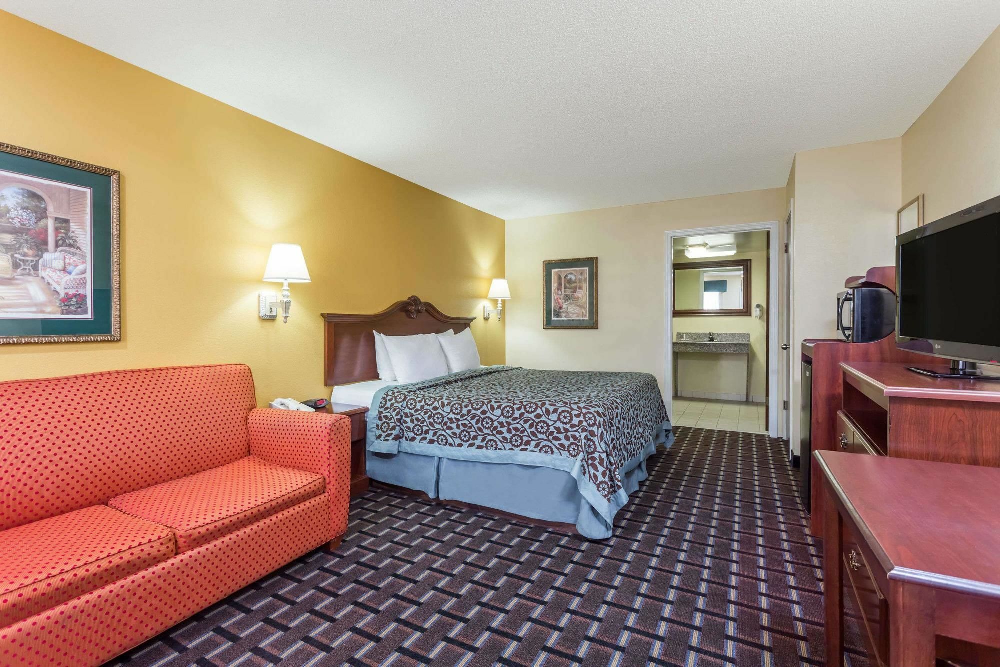 Days Inn & Suites By Wyndham Warner Robins Near Robins Afb Экстерьер фото