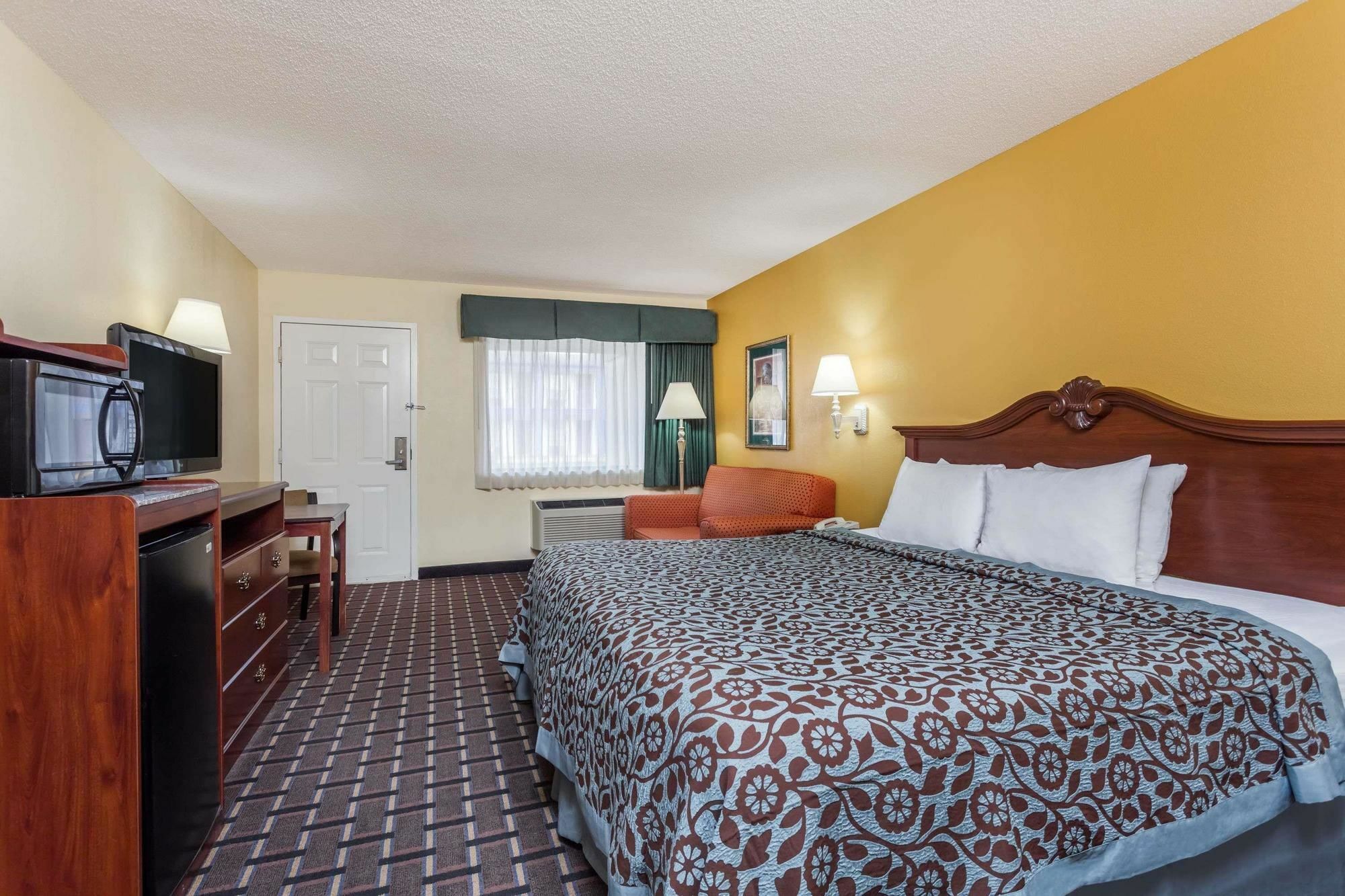 Days Inn & Suites By Wyndham Warner Robins Near Robins Afb Экстерьер фото