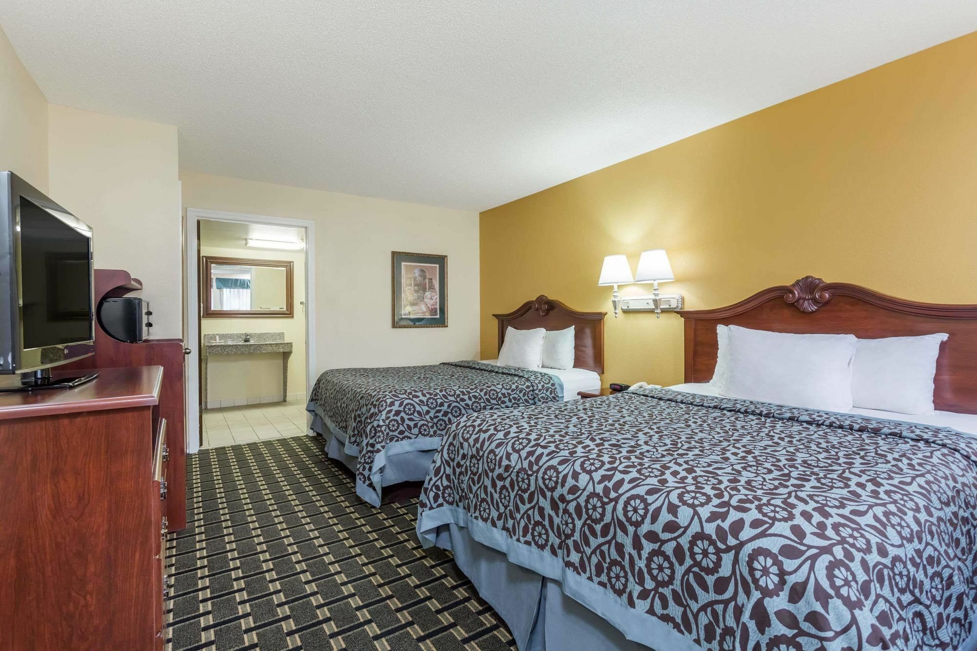 Days Inn & Suites By Wyndham Warner Robins Near Robins Afb Экстерьер фото