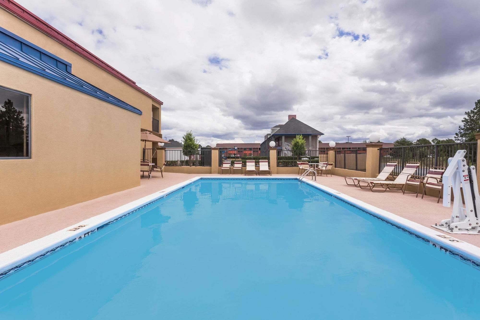 Days Inn & Suites By Wyndham Warner Robins Near Robins Afb Экстерьер фото