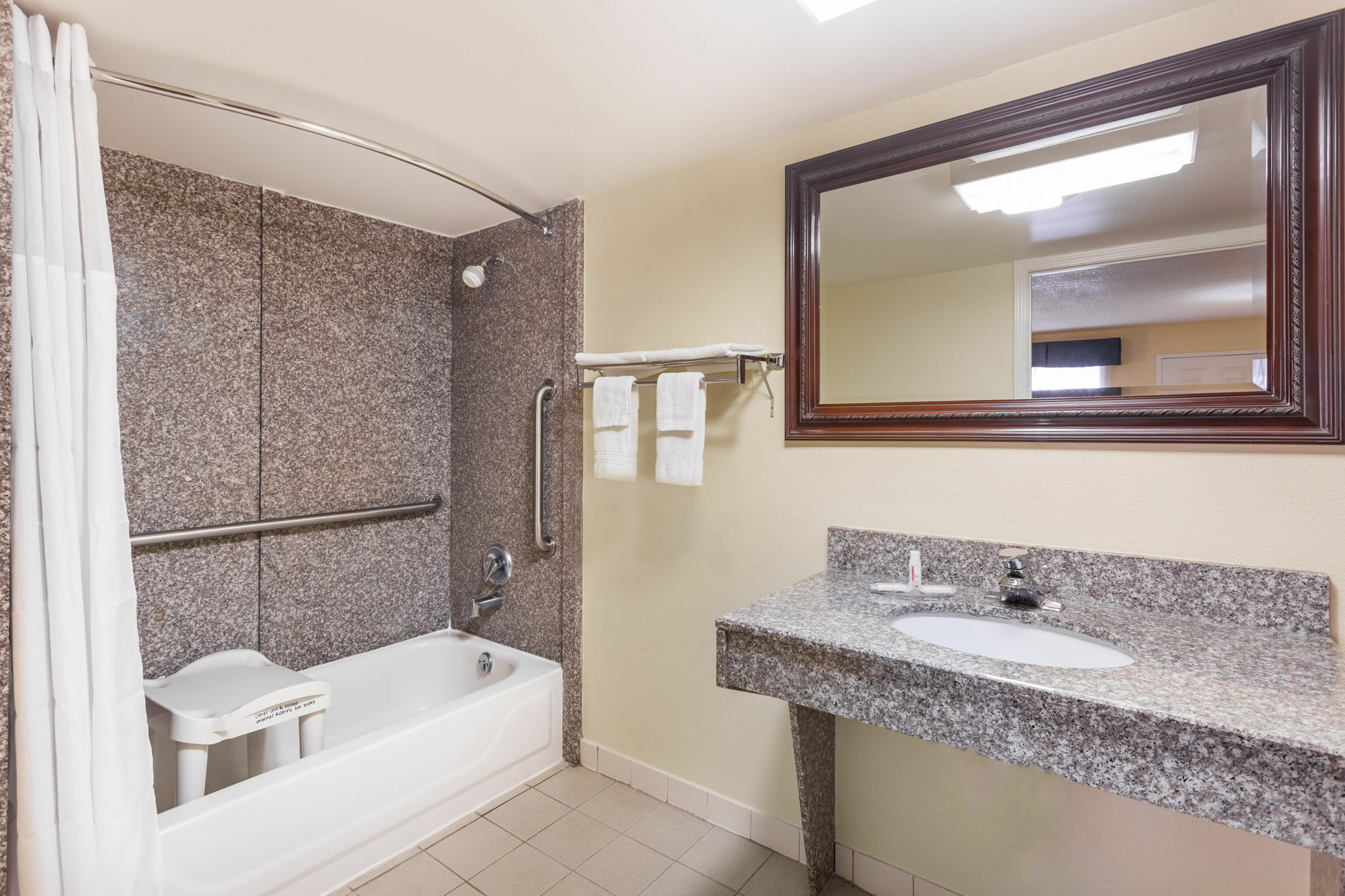 Days Inn & Suites By Wyndham Warner Robins Near Robins Afb Экстерьер фото